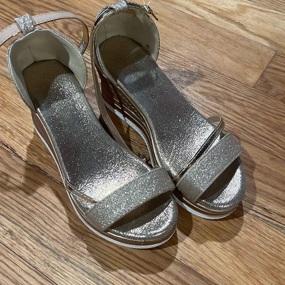 NWOT - Size 36 (4) Gold Wedge